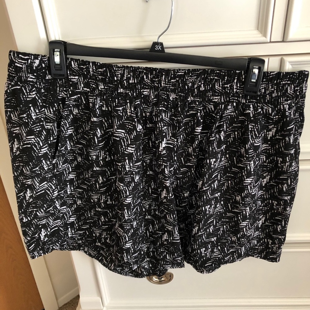 Black and white shorts with pockets! Size 1X🖤🤍